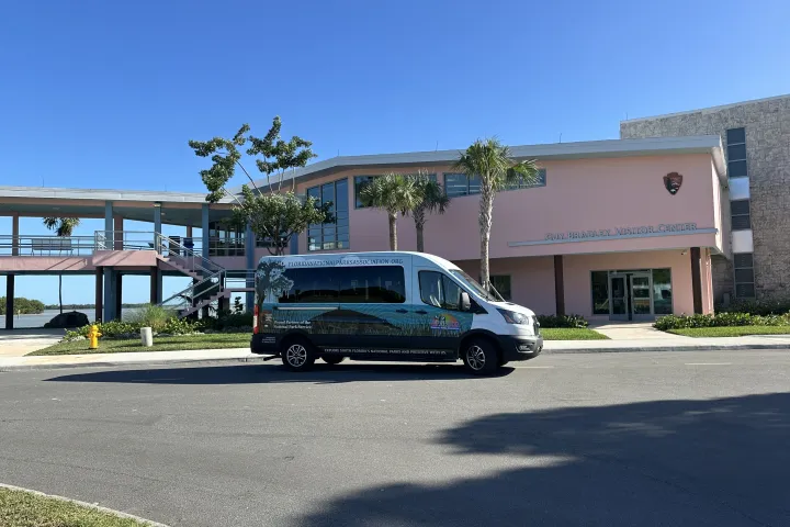 a car parked on the side of a building